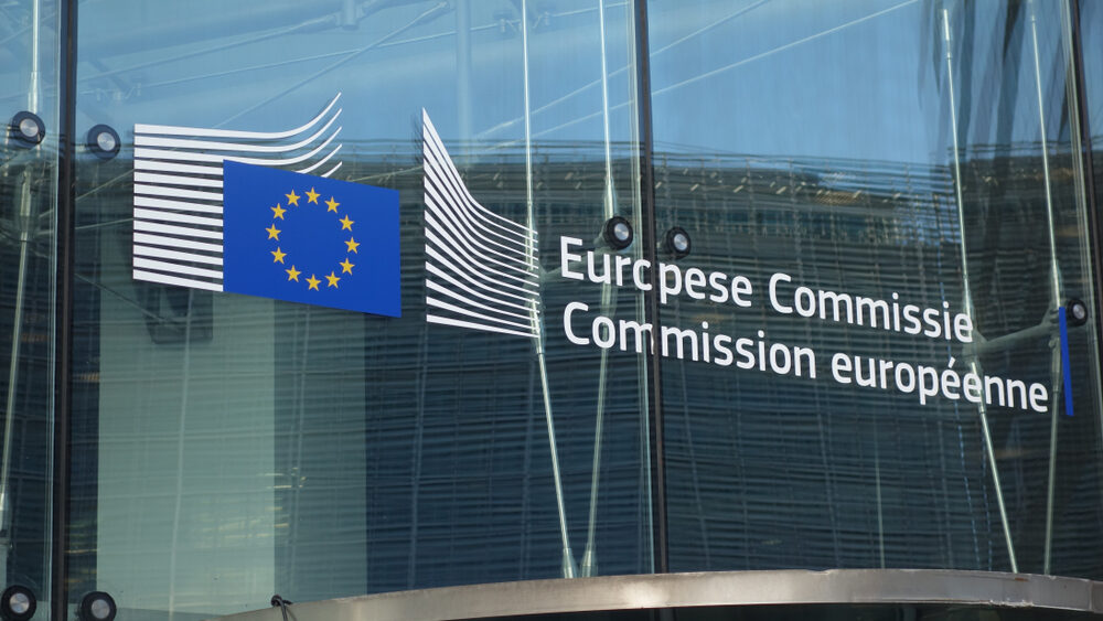 Das Bild zeigt das Logo der Europäischen Kommission auf einer Glasfassade