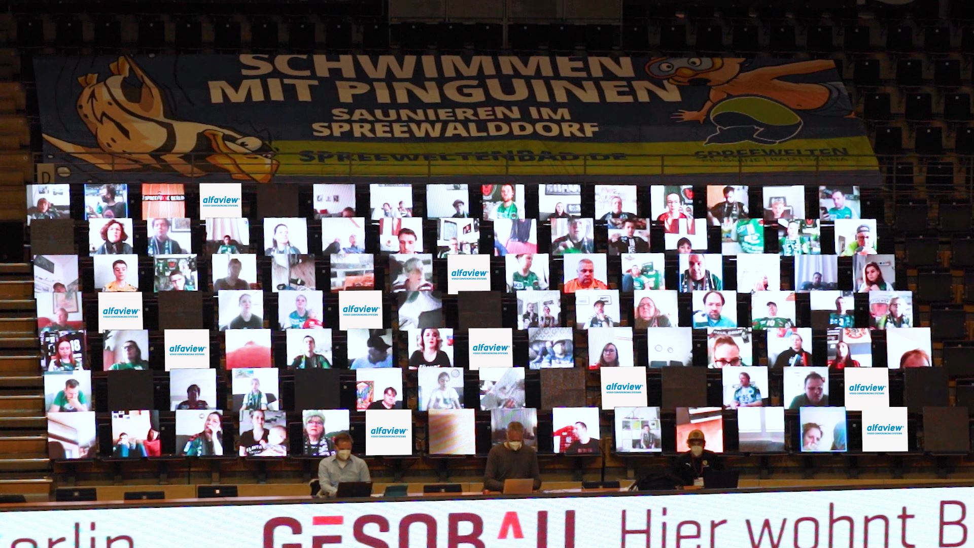 LED-Bildschirme mit Videos der Teilnehmenden im Stadion