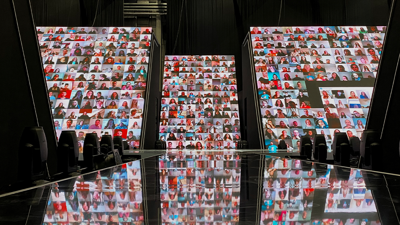 Videowände mit Personen beim GNTM Finale