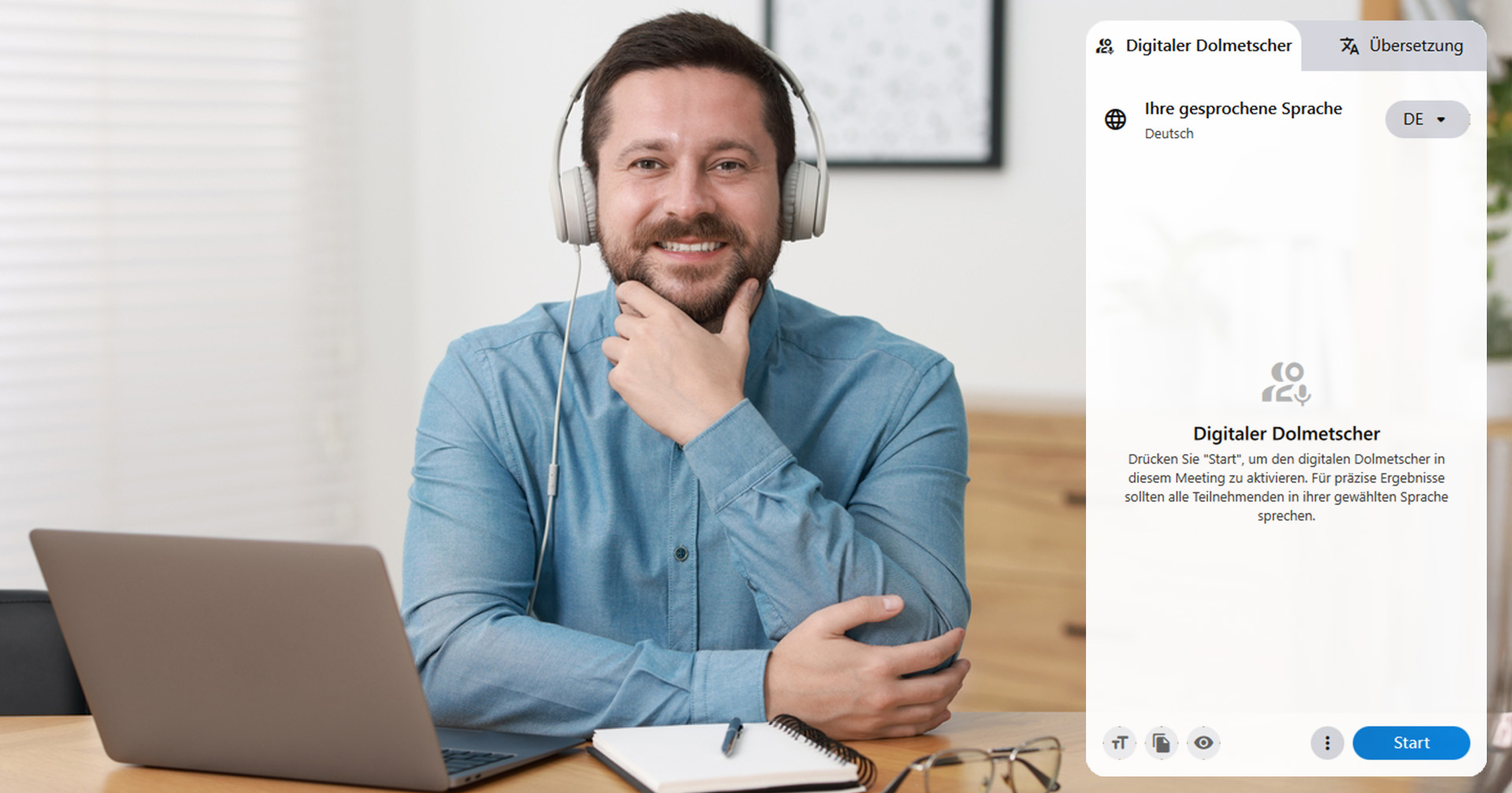 Mann mit Headset und Laptop lächelt in die Kamera. Daneben sieht man einen Screenshot der digitalen Dolmetscherfunktion