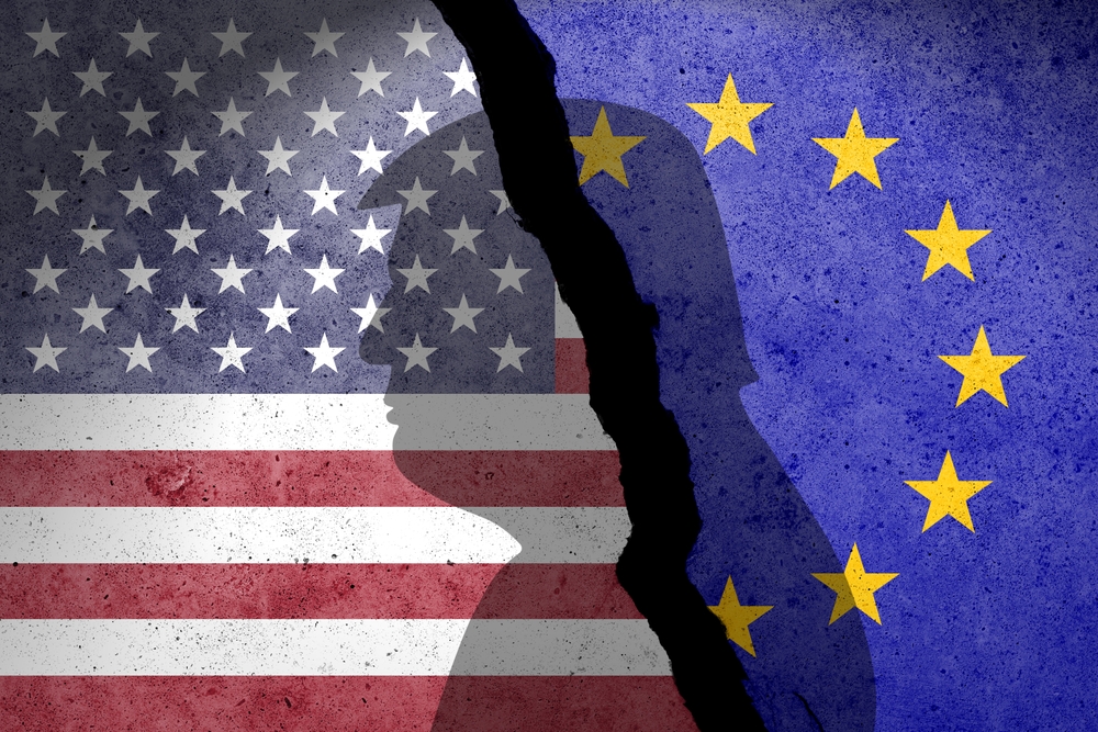 USA-Flagge und EU-Flagge mit Silhouette von Donald Trump