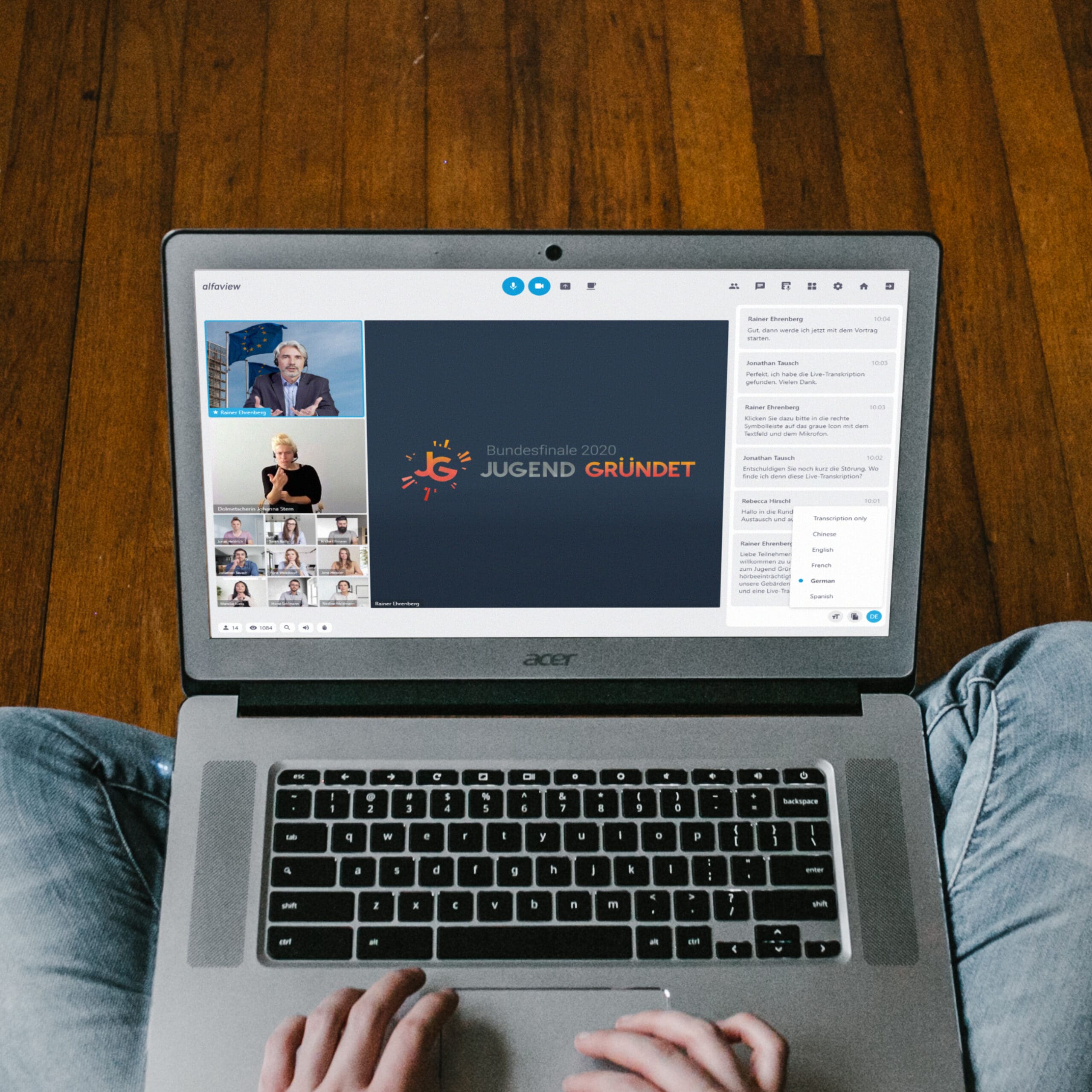 Person nutzt alfaview mit aktiver Bildschirmübertragung und Live-Transkription.