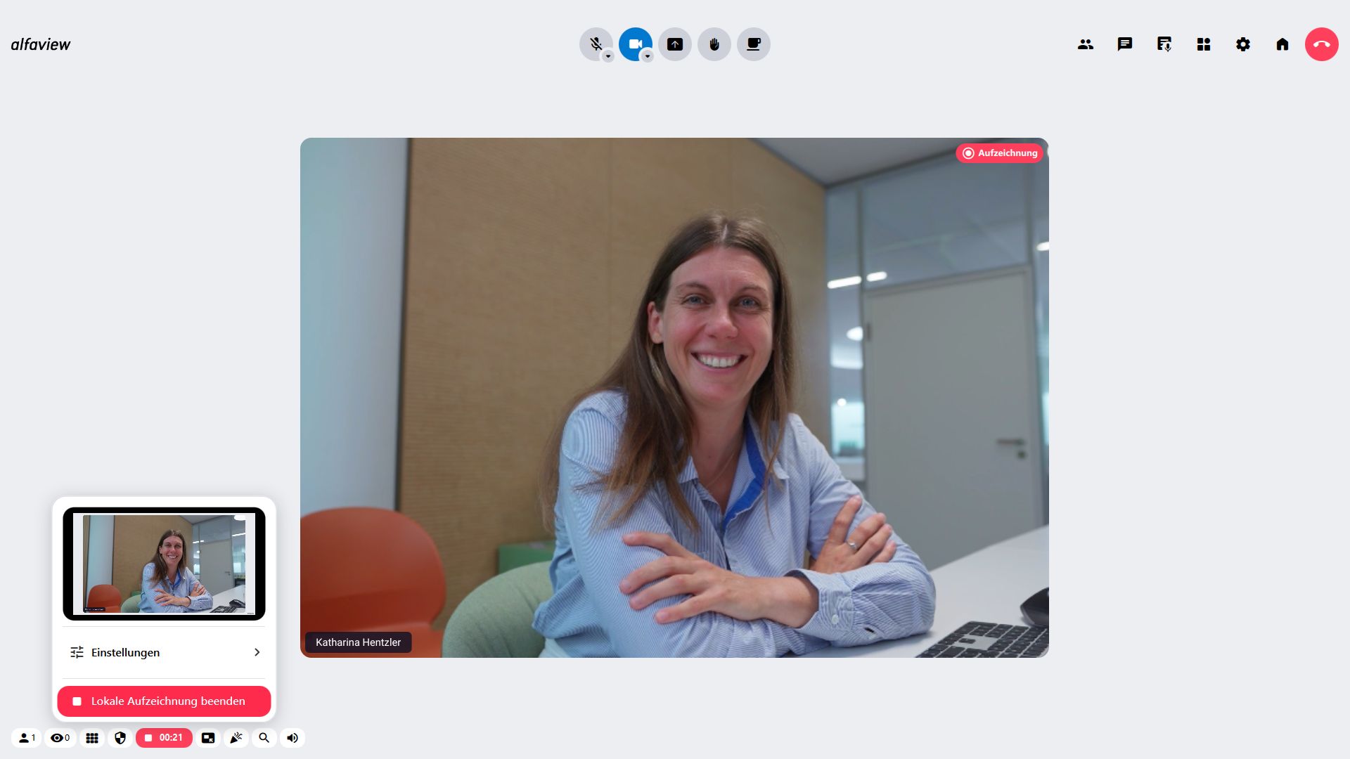 alfaview-Screenshot: Frau schaut in die Kamera, die Aufzeichnung ist aktiv.