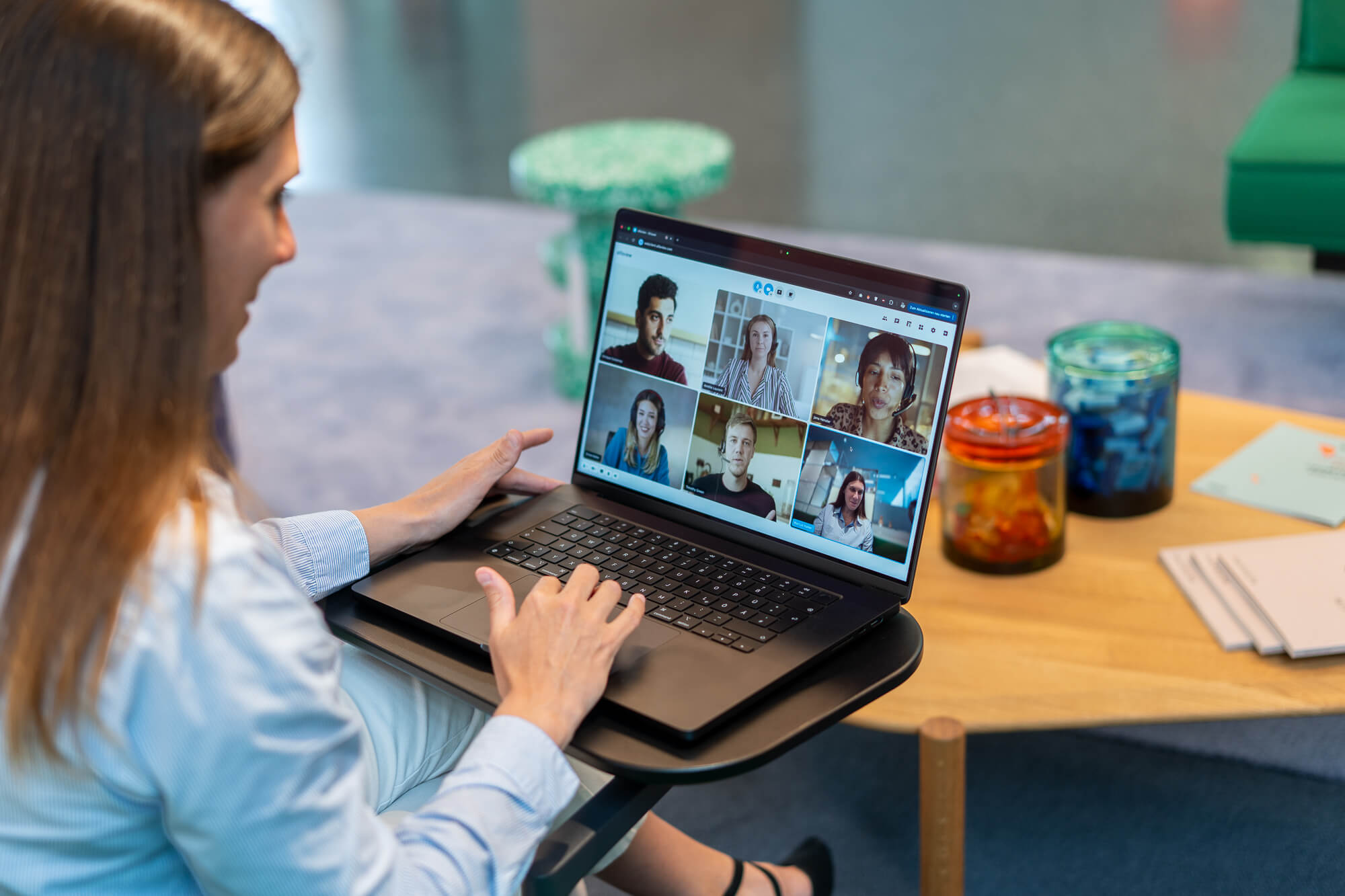 Frau nimmt mit Laptop an Videokonferenz teil.